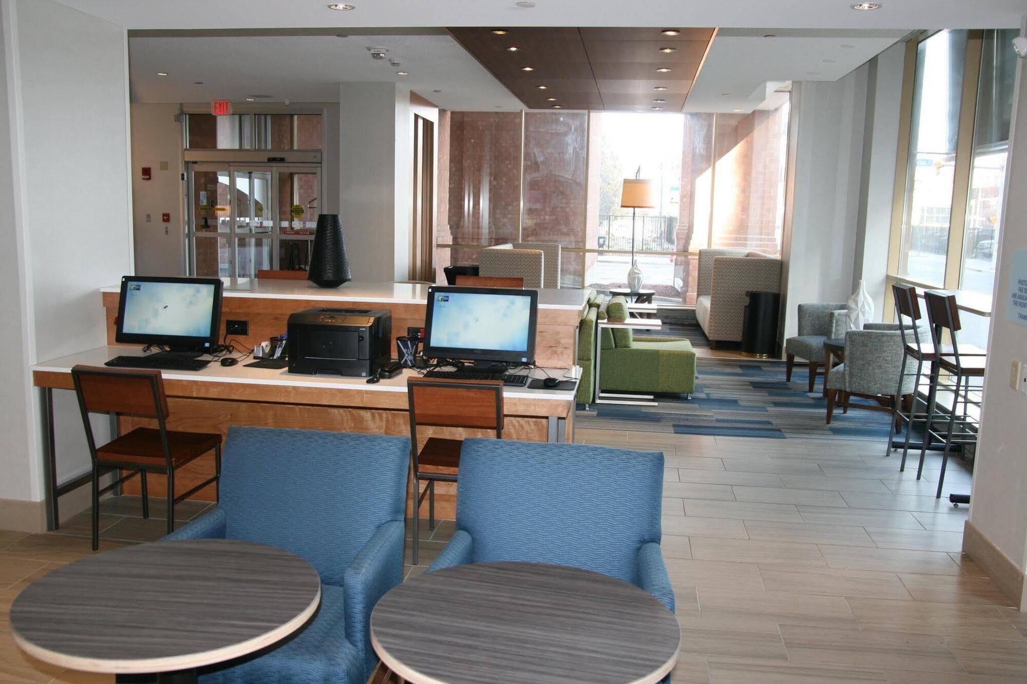 Hotel Holiday Express & Downtown By Ihg 3*